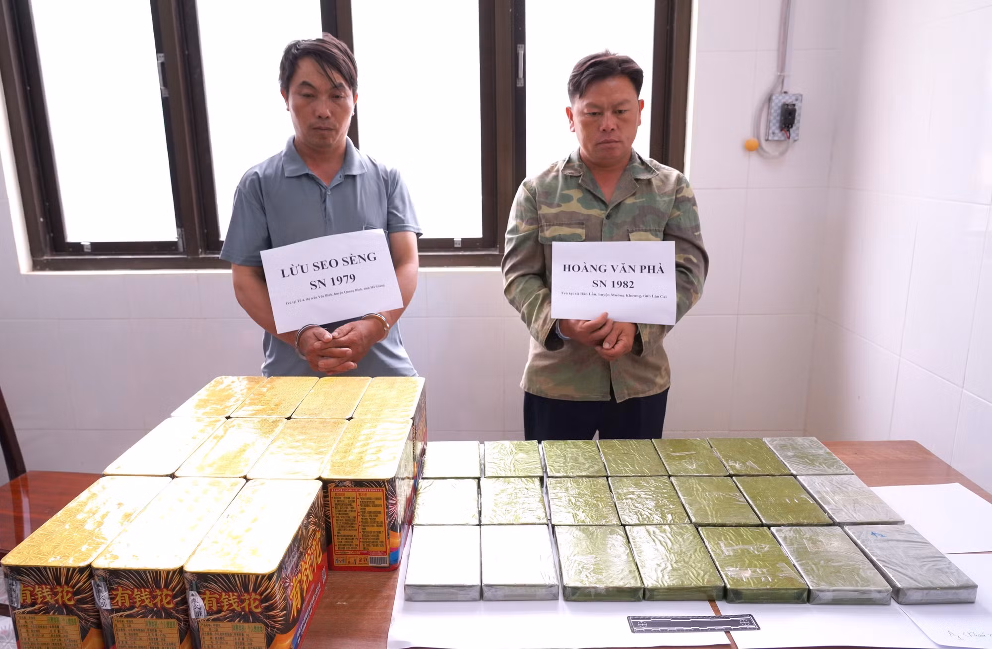 Bắt quả tang 2 đối tượng mua bán 20 bánh heroin ở Hà Giang ảnh 1