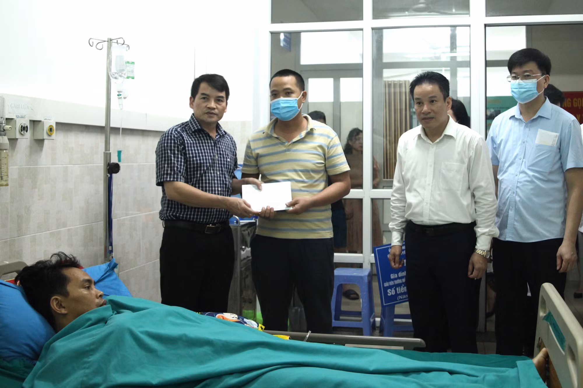 Thăm hỏi, động viên gia đình cô giáo vùng cao gặp nạn ở Hà Giang ảnh 1