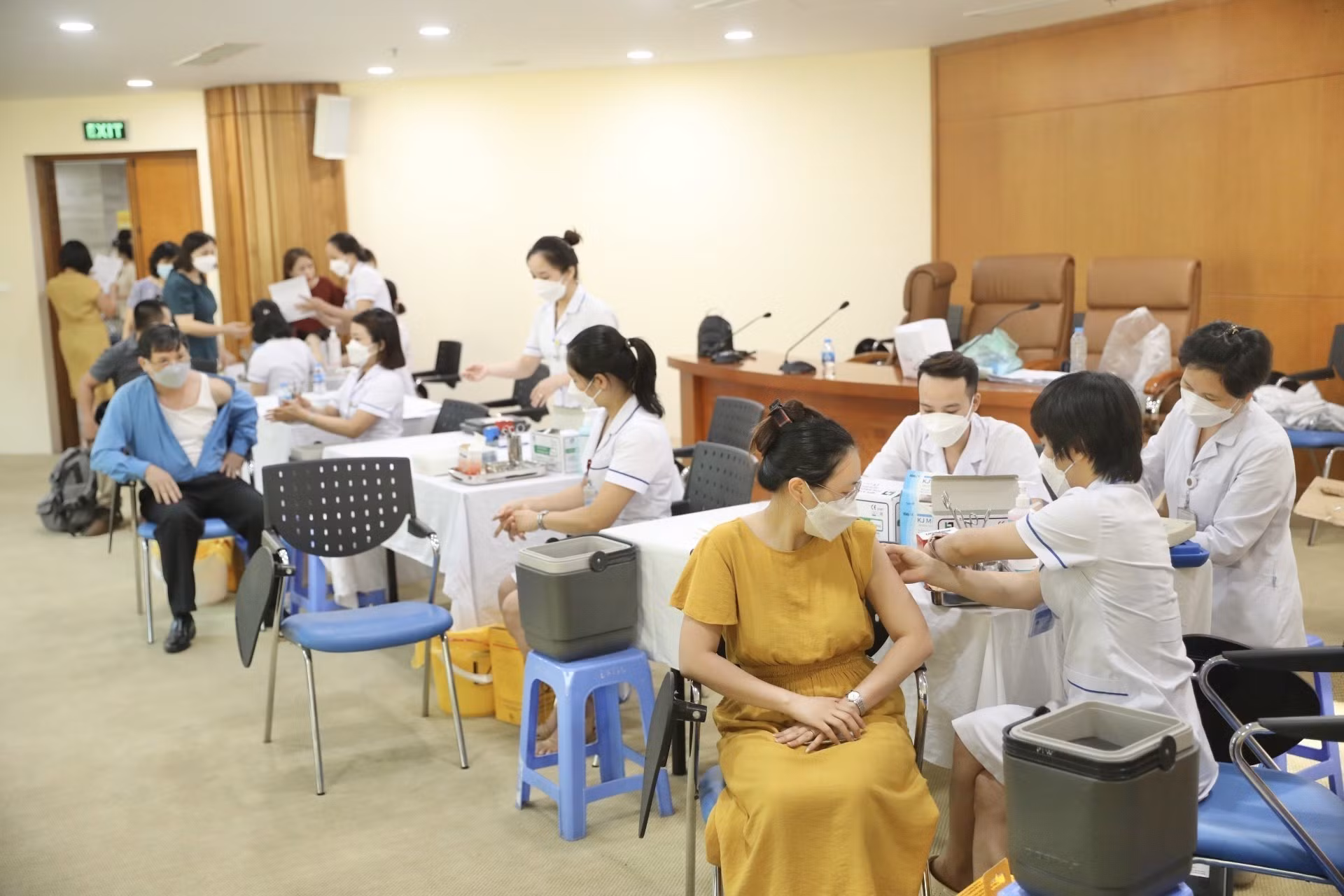 Phát động tiêm vaccine phòng COVID-19 mũi 3 và mũi 4 cho công nhân, viên chức, lao động​ ảnh 2