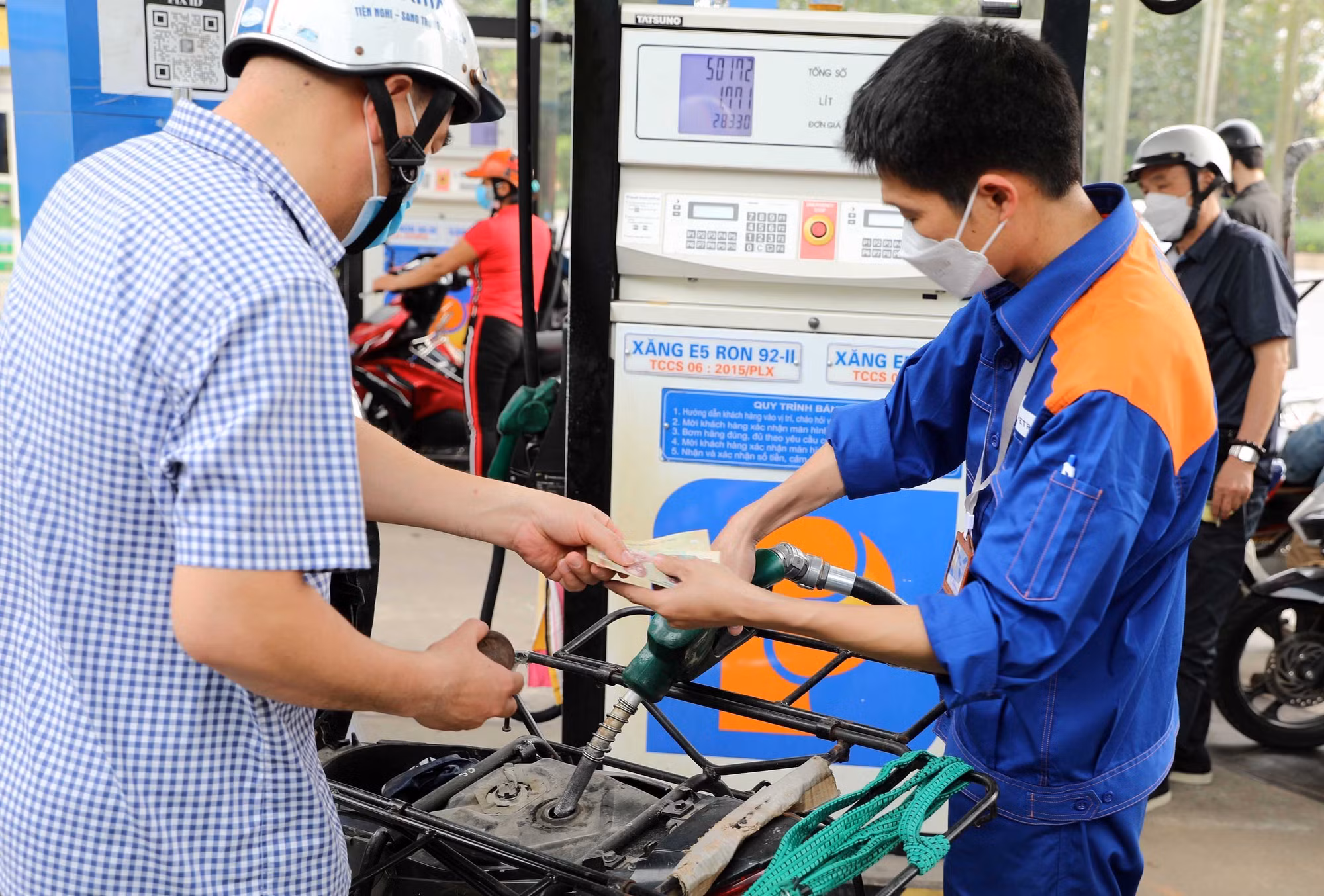 Giá xăng dầu giảm mạnh từ 16h chiều nay ảnh 1
