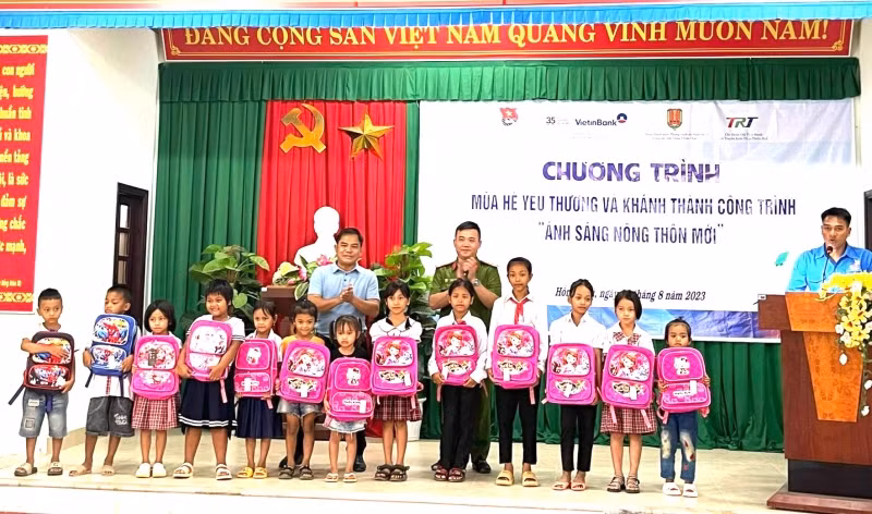 Thừa Thiên - Huế hỗ trợ học sinh vùng cao đến trường ảnh 2