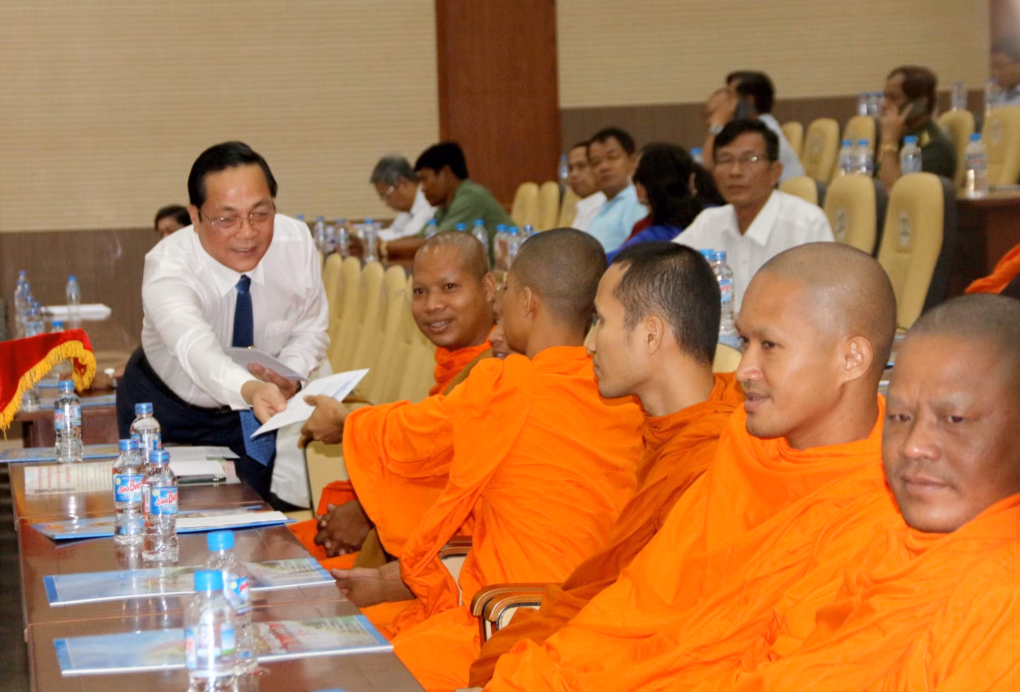 Thăm, chúc Tết cổ truyền đồng bào Khmer tại Trà Vinh ảnh 1