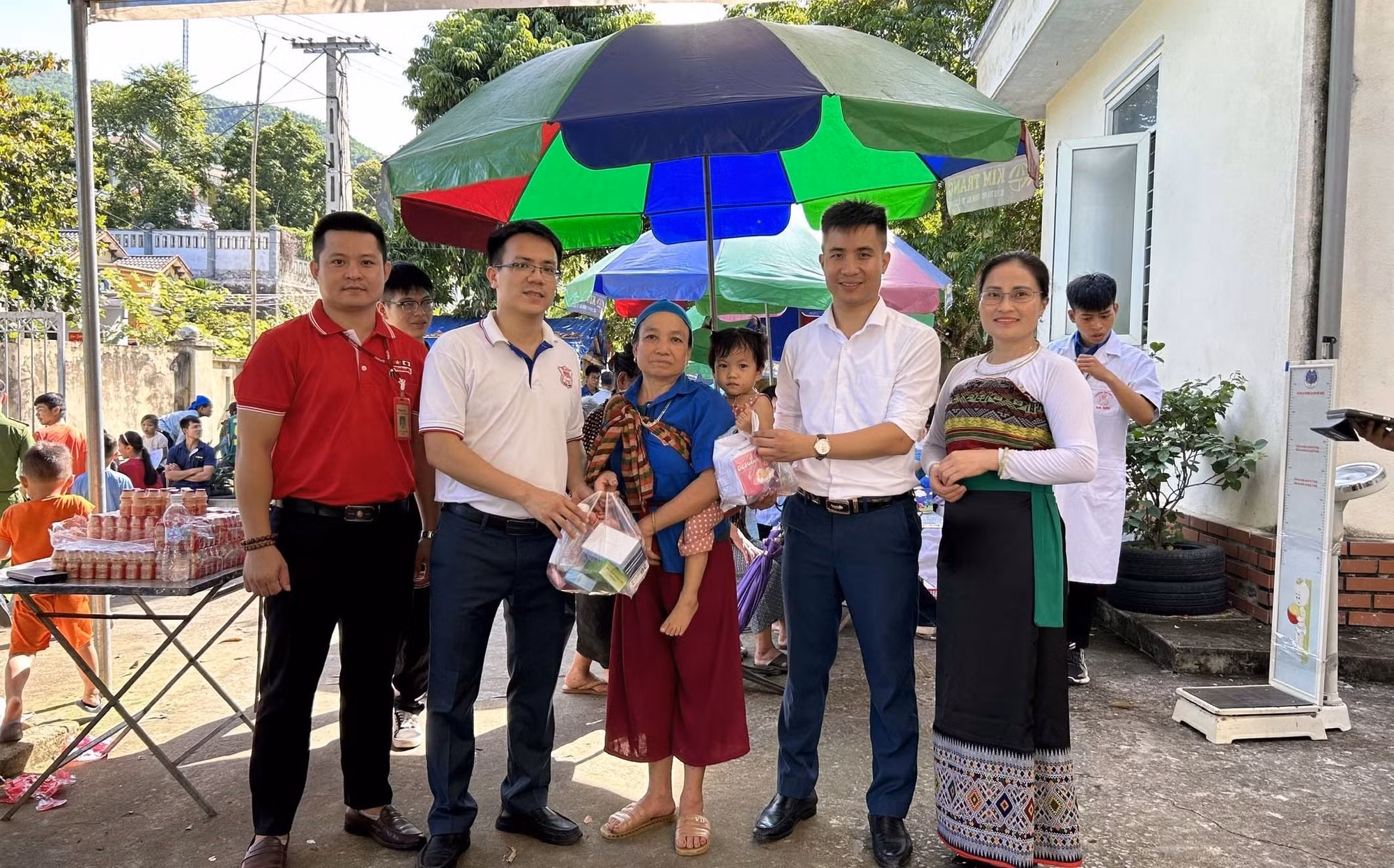 Thanh Hóa: Khám bệnh, cấp phát thuốc cho gia đình chính sách vùng miền núi khó khăn ảnh 2