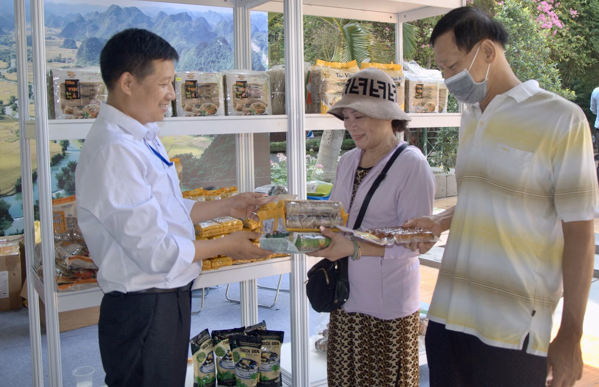 Khai mạc Tuần lễ sản phẩm OCOP và sản phẩm đặc trưng các vùng, miền năm 2023 ảnh 2