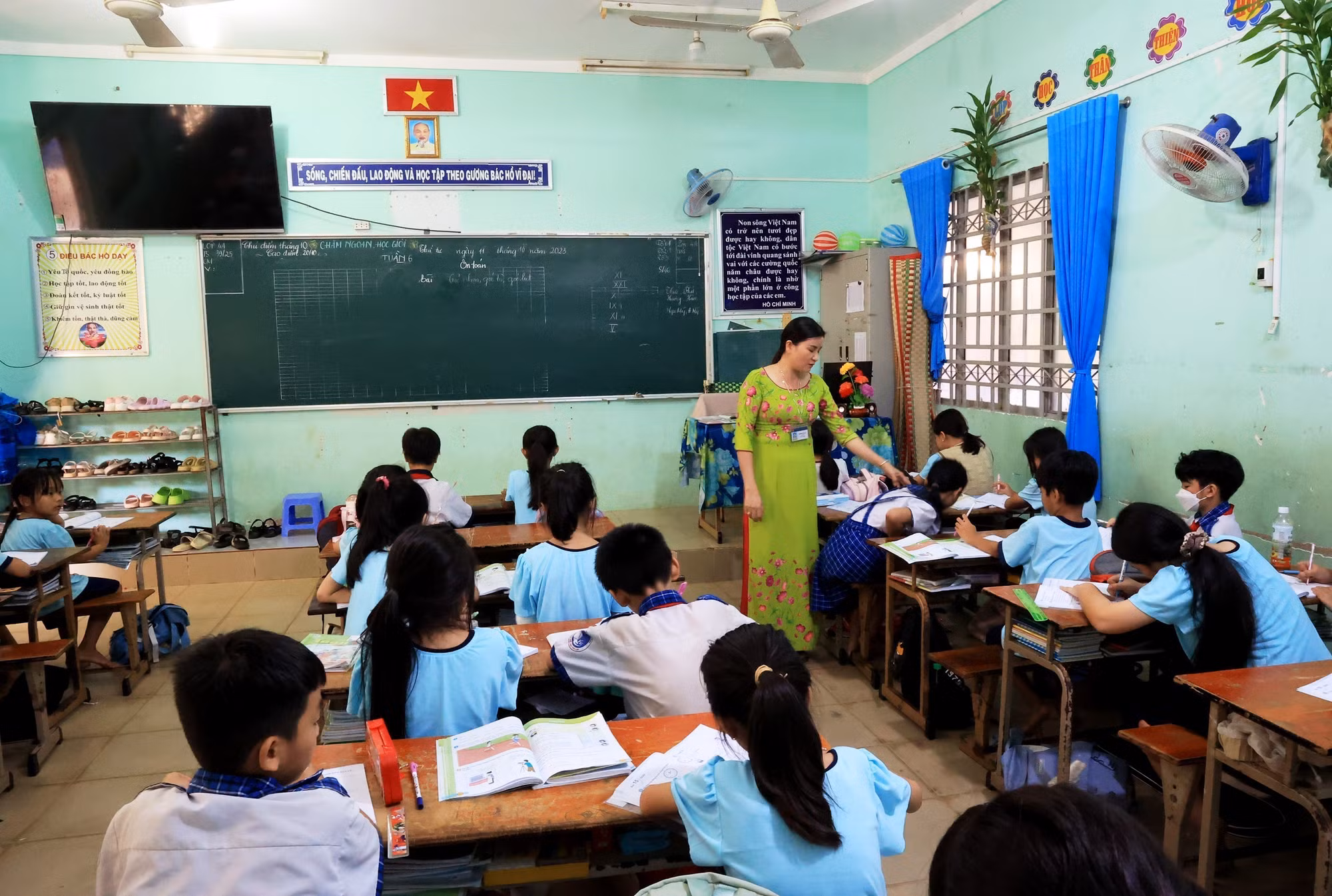 Giờ học của học sinh Lớp 4A, Trường Tiểu học Tân Lập (trường chuẩn Quốc gia) tại xã biên giới Tân Lập (Tân Biên, Tây Ninh). Ảnh: Hồng Đạt - TTXVN