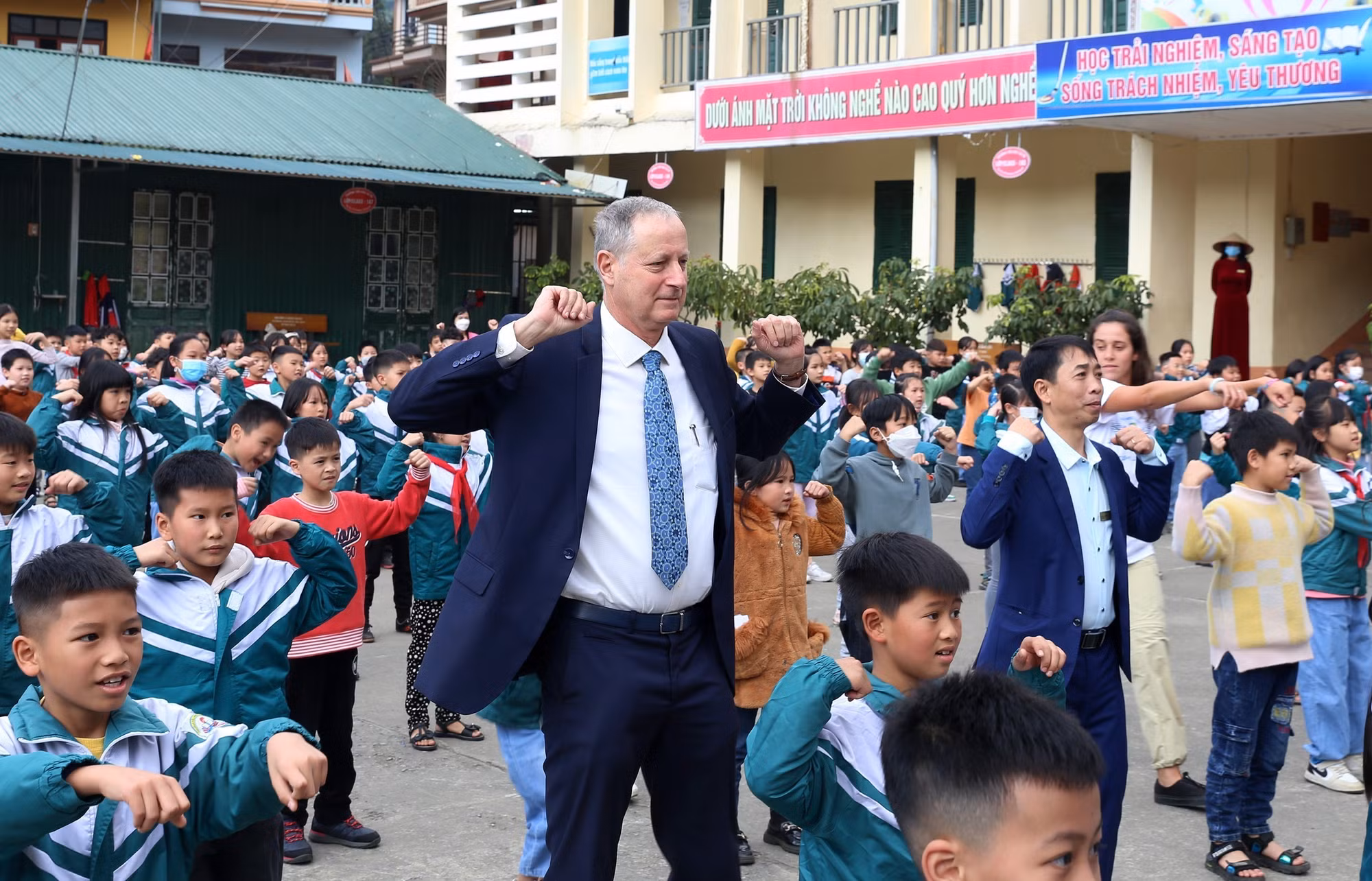 Tình nguyện viên Israel dạy học cho trẻ em vùng cao Lào Cai ảnh 2