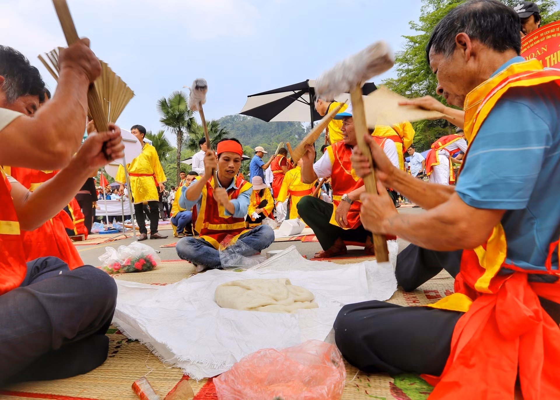 Giỗ Tổ Hùng Vương 2023: Hấp dẫn hội thi làm bánh chưng, bánh giầy ảnh 6