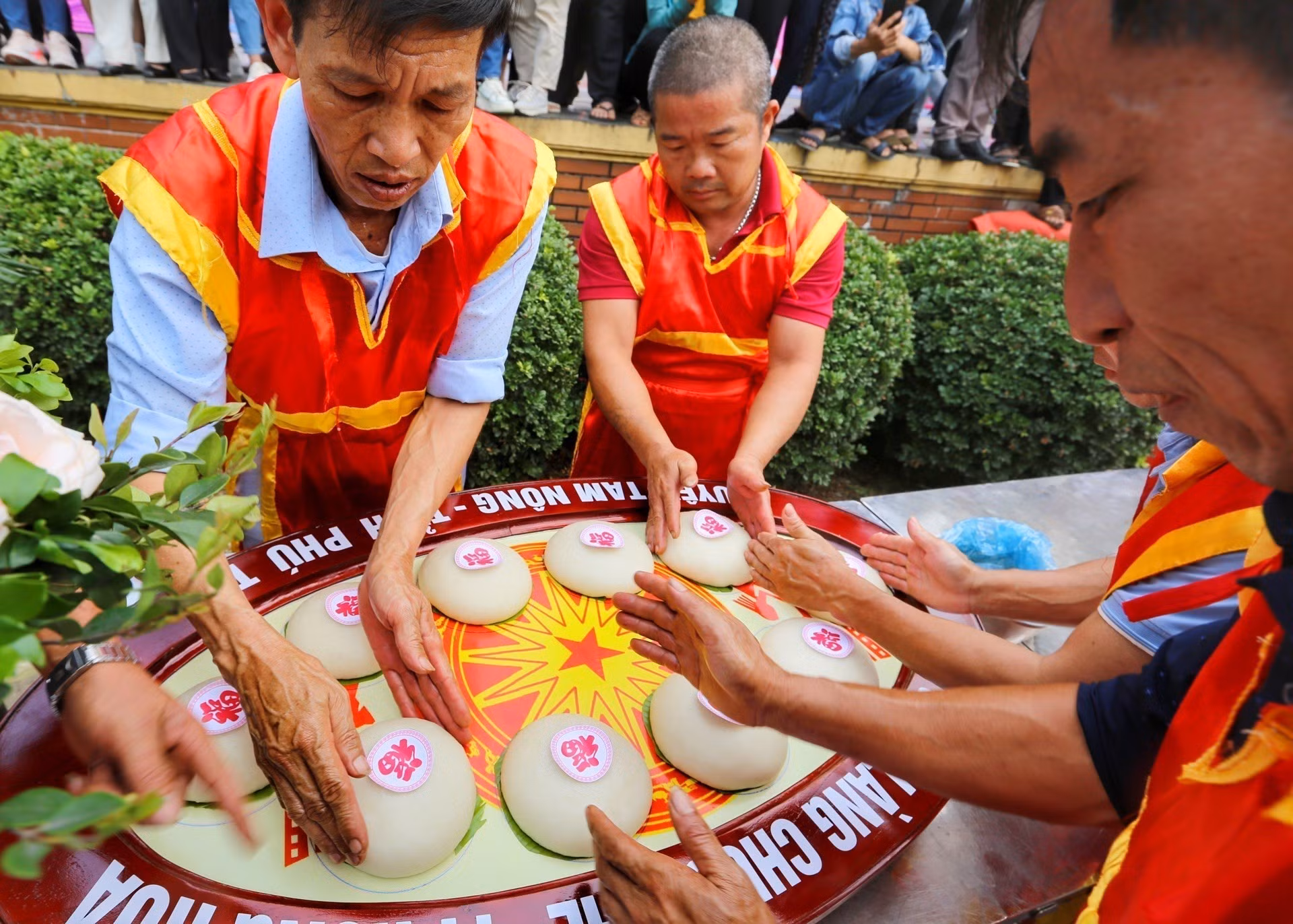 Giỗ Tổ Hùng Vương 2023: Hấp dẫn hội thi làm bánh chưng, bánh giầy ảnh 5