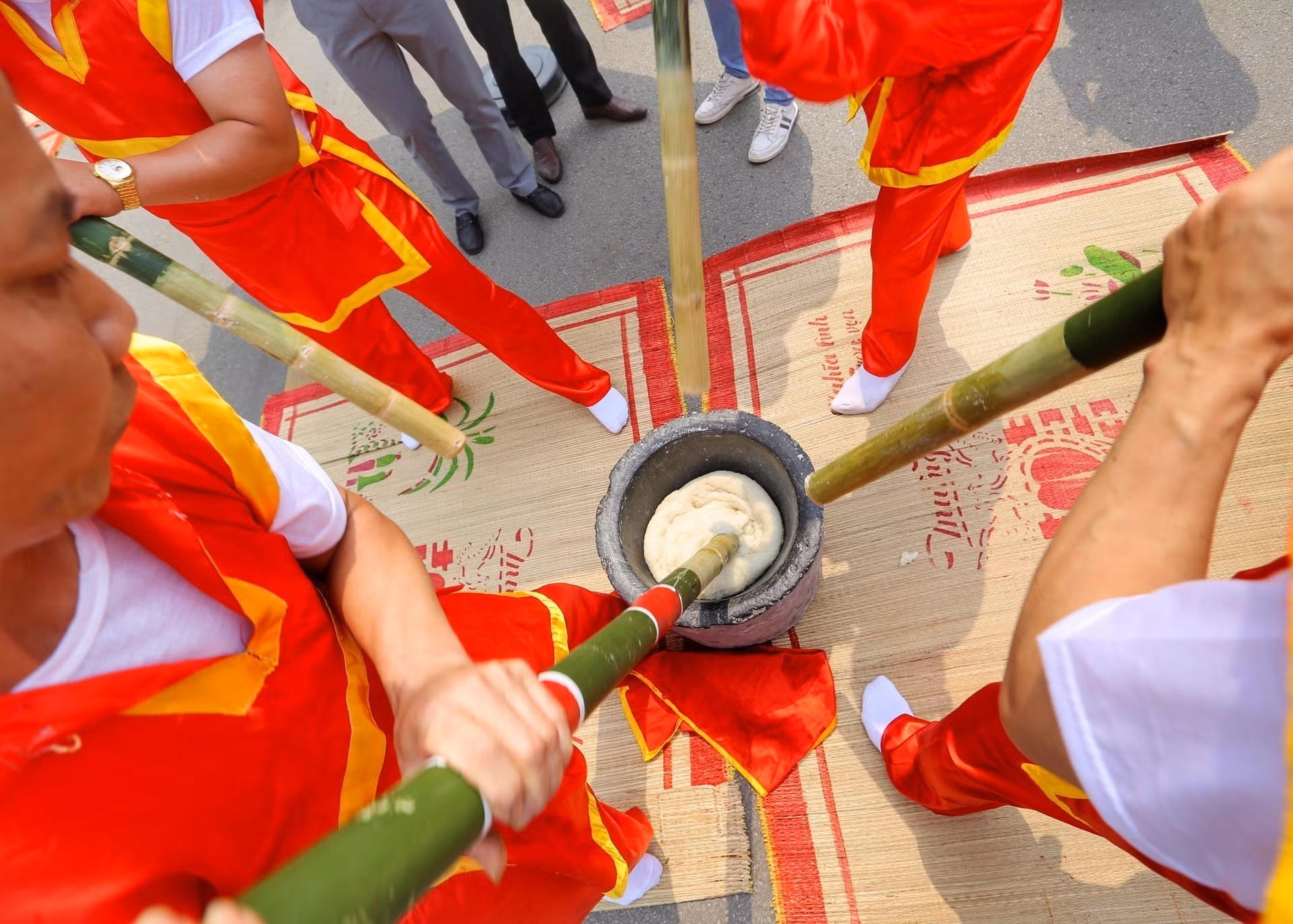 Giỗ Tổ Hùng Vương 2023: Hấp dẫn hội thi làm bánh chưng, bánh giầy ảnh 7