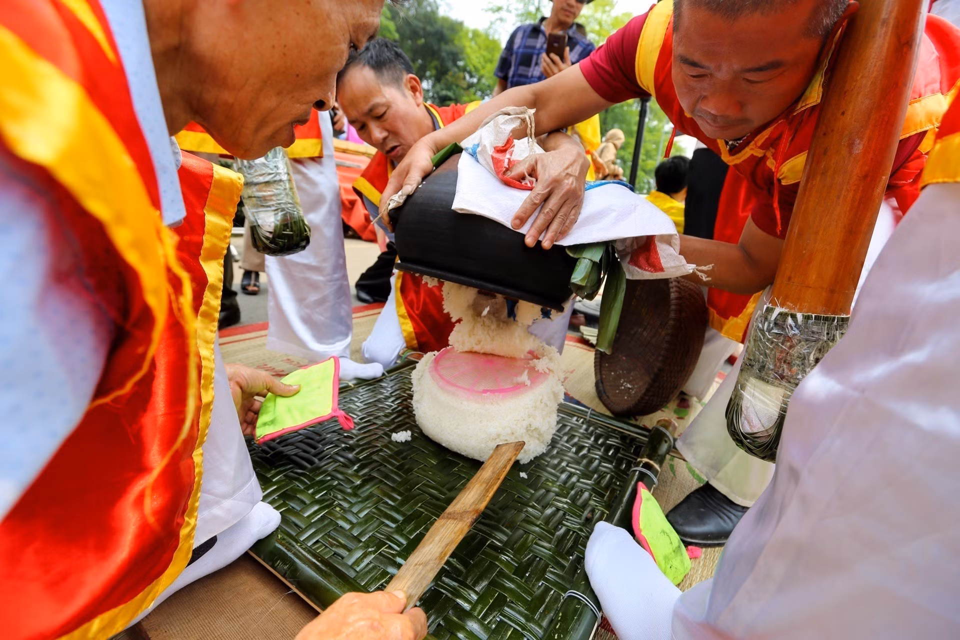 Giỗ Tổ Hùng Vương 2023: Hấp dẫn hội thi làm bánh chưng, bánh giầy ảnh 4
