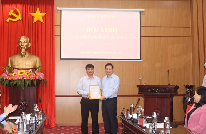 Công bố Nghị quyết về phê chuẩn ông Nông Quang Nhất giữ chức vụ Phó Chủ tịch Hội đồng nhân dân tỉnh Bắc Kạn