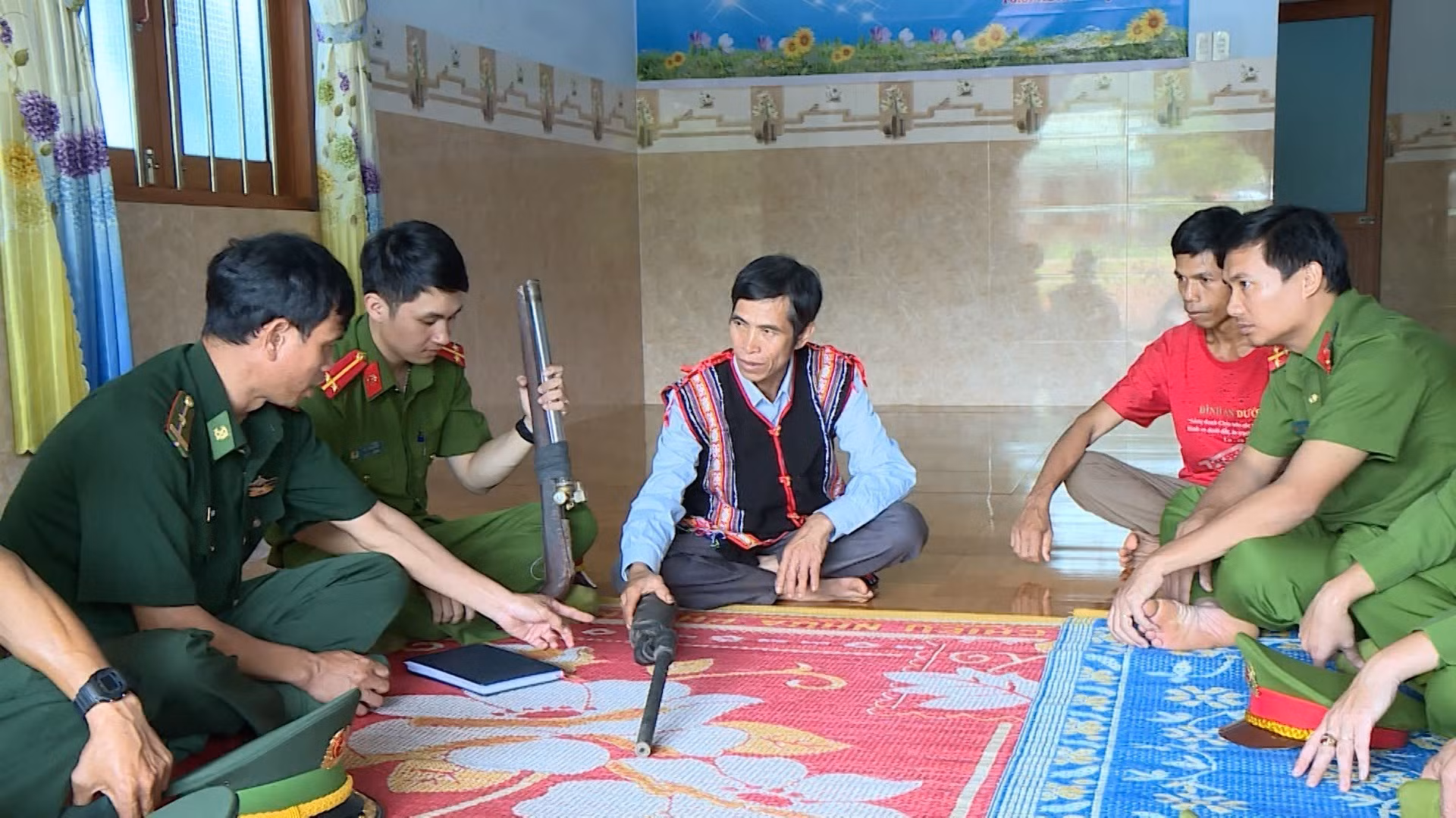 Người dân vùng biên giới Gia Lai tích cực giao nộp vũ khí, vật liệu nổ ảnh 3