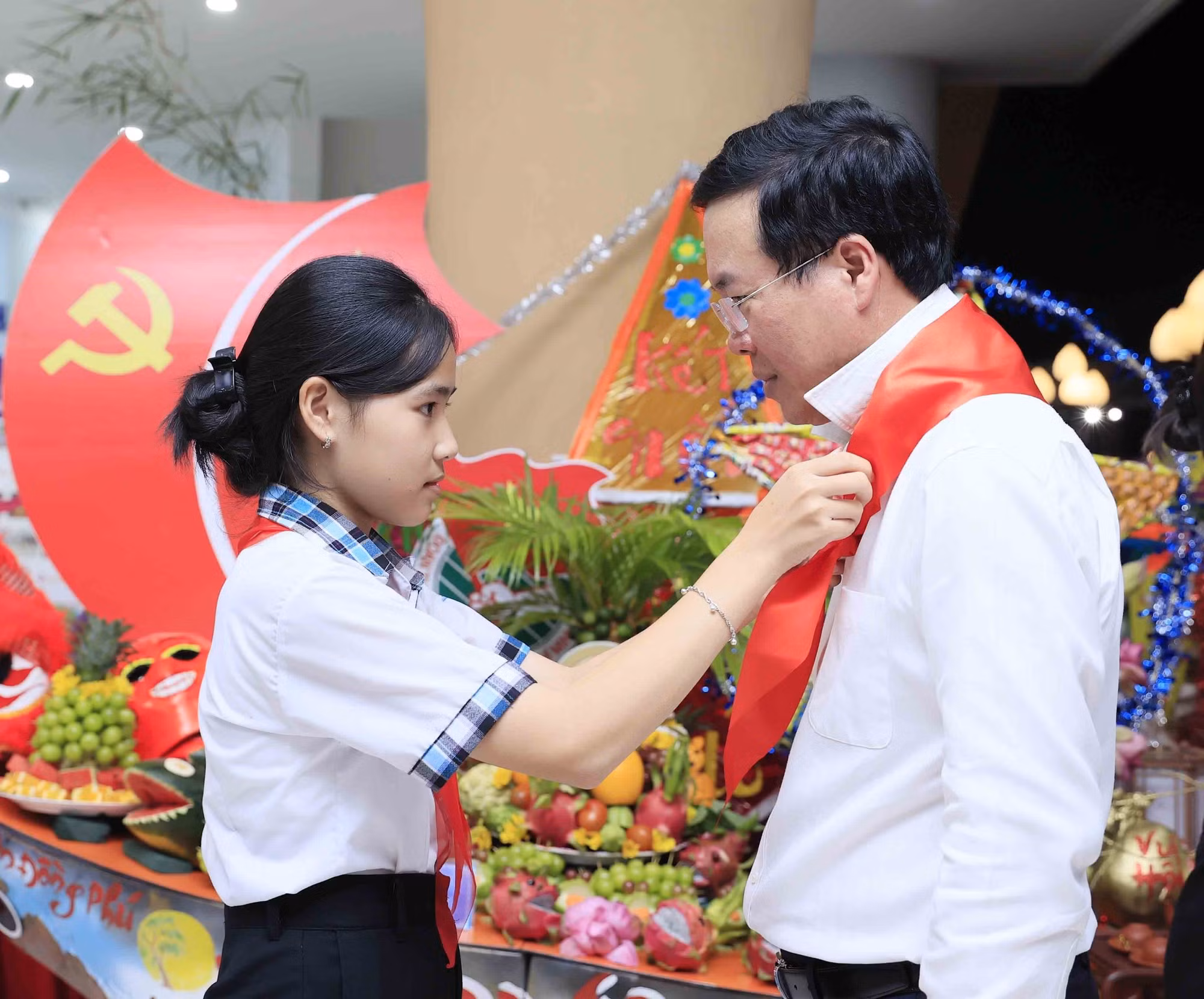 Thiếu nhi tỉnh Bình Phước đeo khăn quàng đỏ cho Chủ tịch nước Võ Văn Thưởng. Ảnh: An Đăng – TTXVN