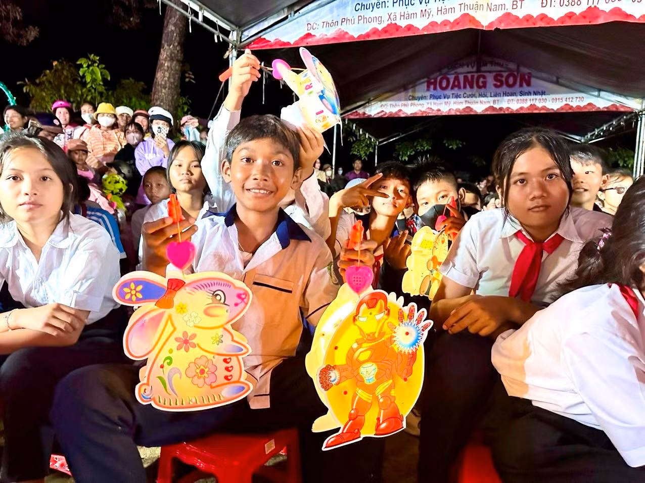 Lồng đèn thắp sáng ước mơ đến với trẻ em vùng đồng bào dân tộc thiểu số tỉnh Bình Thuận ảnh 3