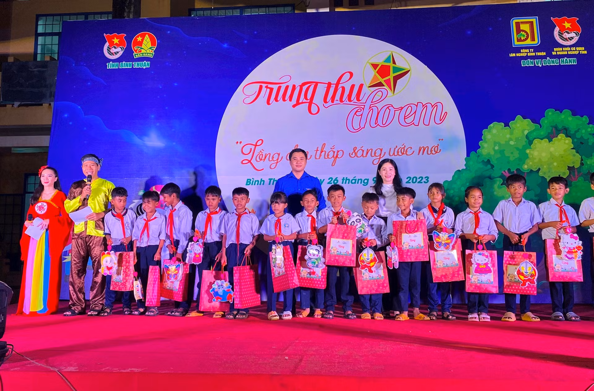 Lồng đèn thắp sáng ước mơ đến với trẻ em vùng đồng bào dân tộc thiểu số tỉnh Bình Thuận ảnh 1