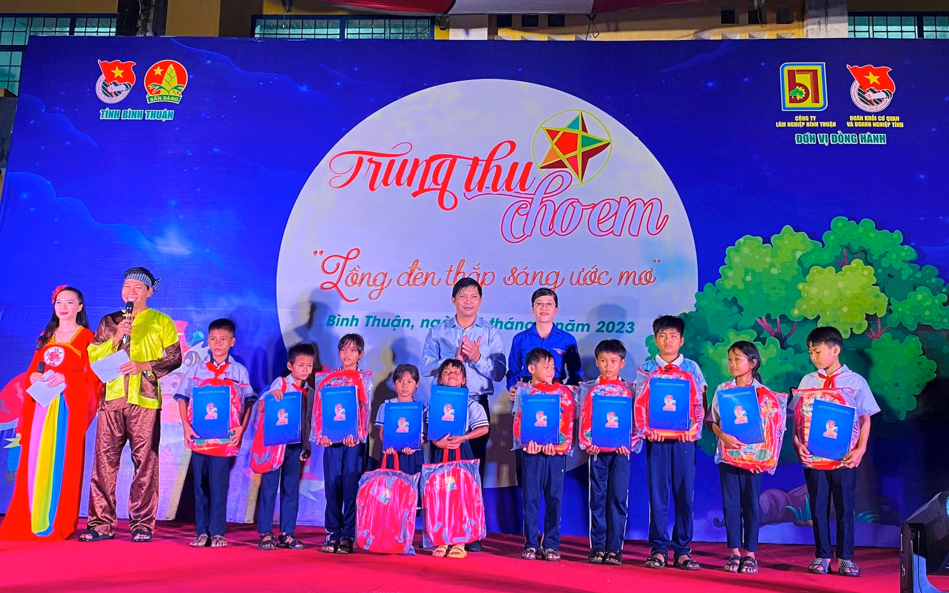 Lồng đèn thắp sáng ước mơ đến với trẻ em vùng đồng bào dân tộc thiểu số tỉnh Bình Thuận ảnh 2