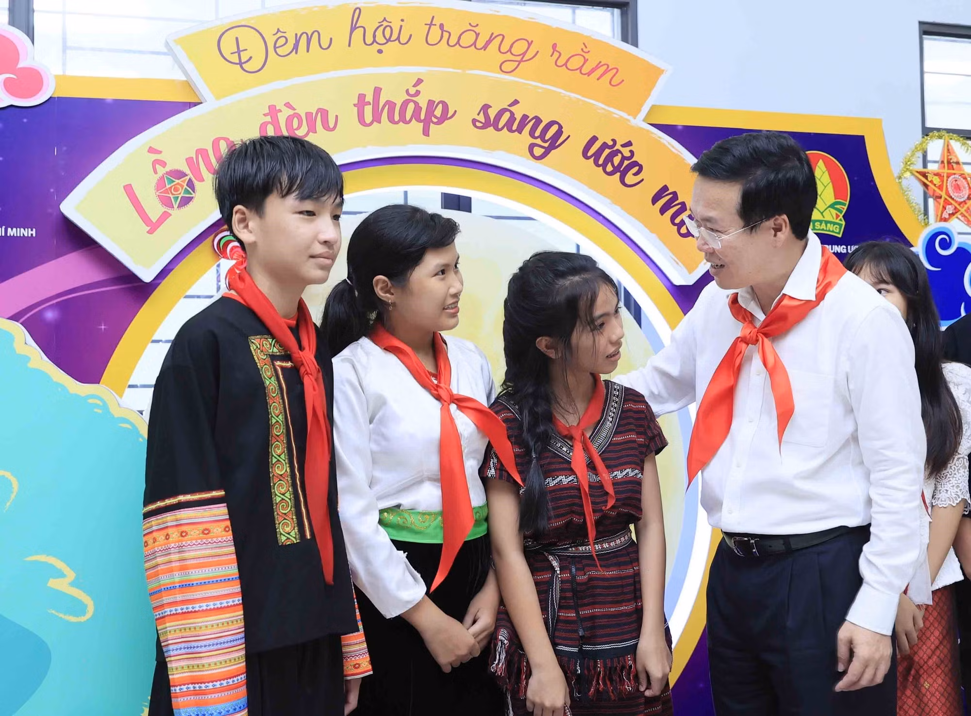 Chủ tịch nước Võ Văn Thưởng với thiếu nhi tỉnh Bình Phước. Ảnh: An Đăng – TTXVN