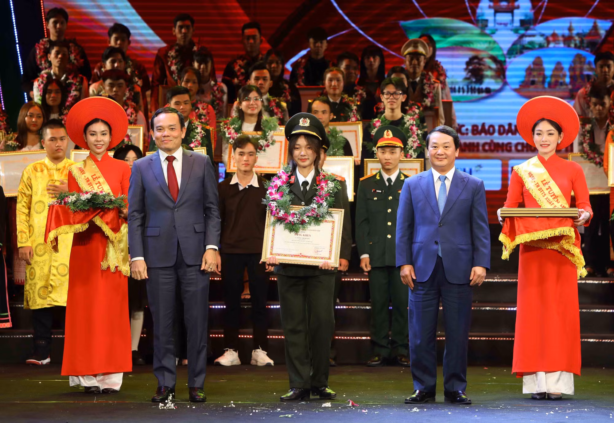 Tuyên dương 143 học sinh, sinh viên, thanh niên dân tộc thiểu số xuất sắc, tiêu biểu ảnh 4