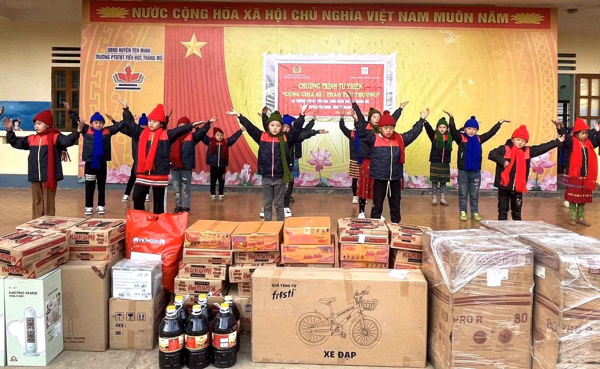 “Cùng chia sẻ, trao yêu thương” với học sinh dân tộc thiểu số vùng cao Hà Giang ảnh 4