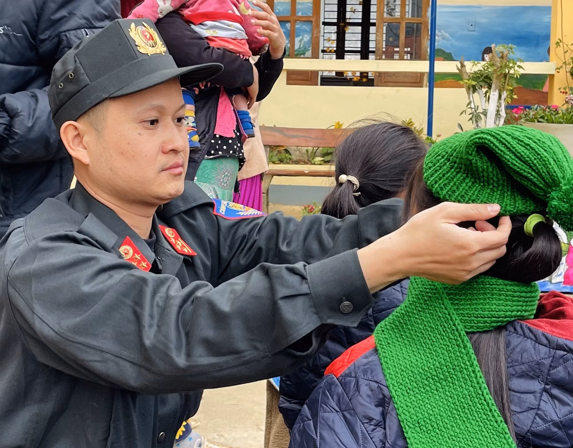 “Cùng chia sẻ, trao yêu thương” với học sinh dân tộc thiểu số vùng cao Hà Giang ảnh 2
