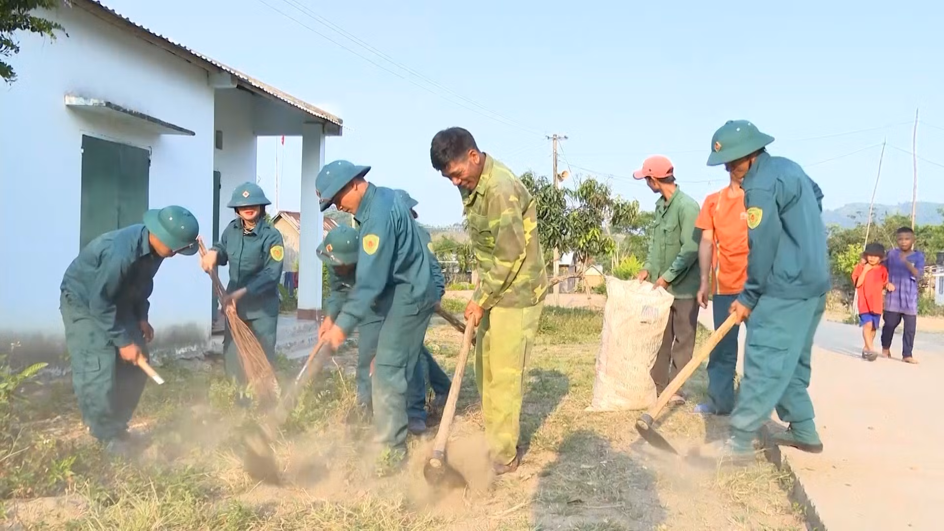 Phát huy vai trò lực lượng dân quân tự vệ trong xây dựng nông thôn mới ở huyện K’Bang ảnh 3