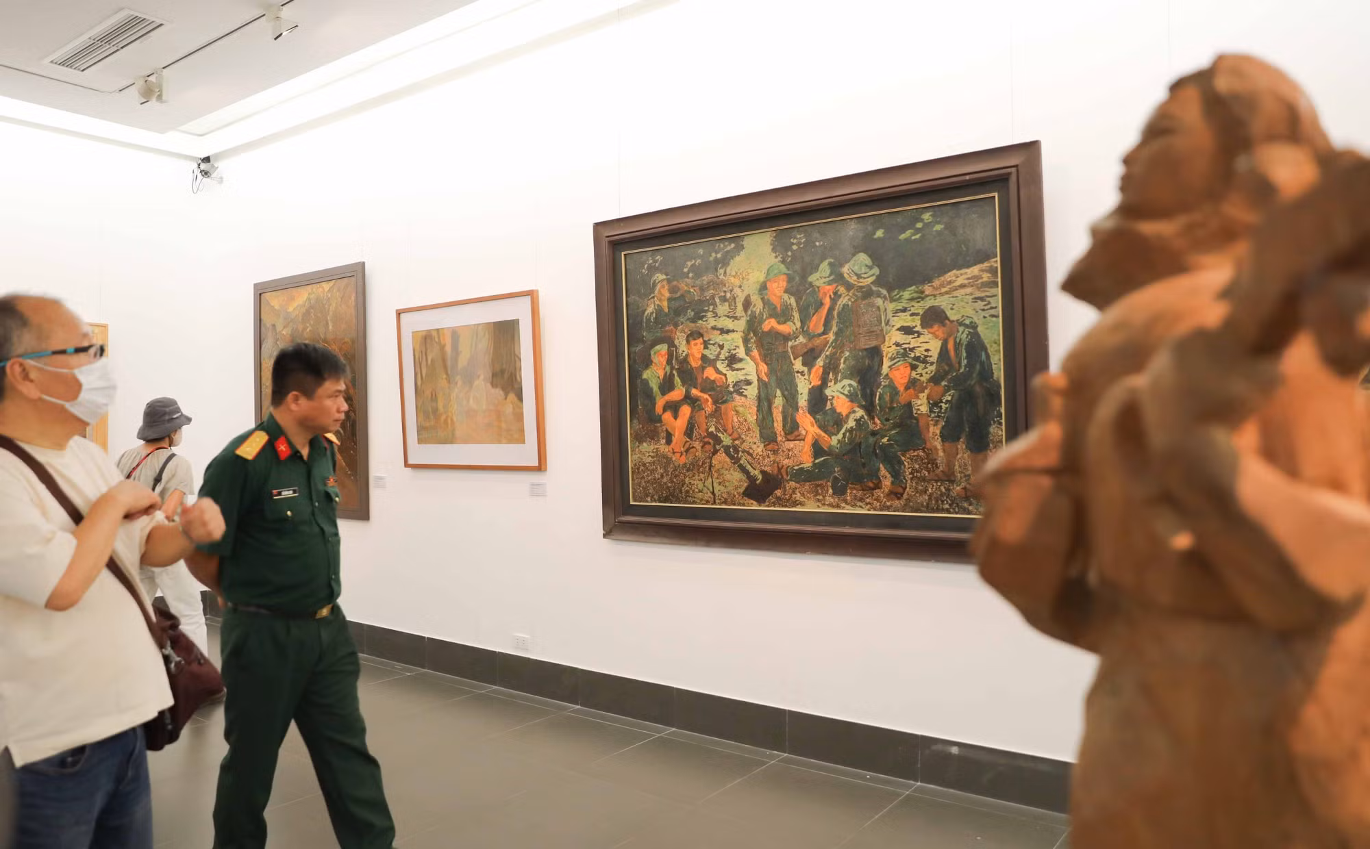 75 năm Ngày Thương binh - Liệt sỹ: Khai mạc triển lãm "Còn mãi với thời gian" ảnh 6
