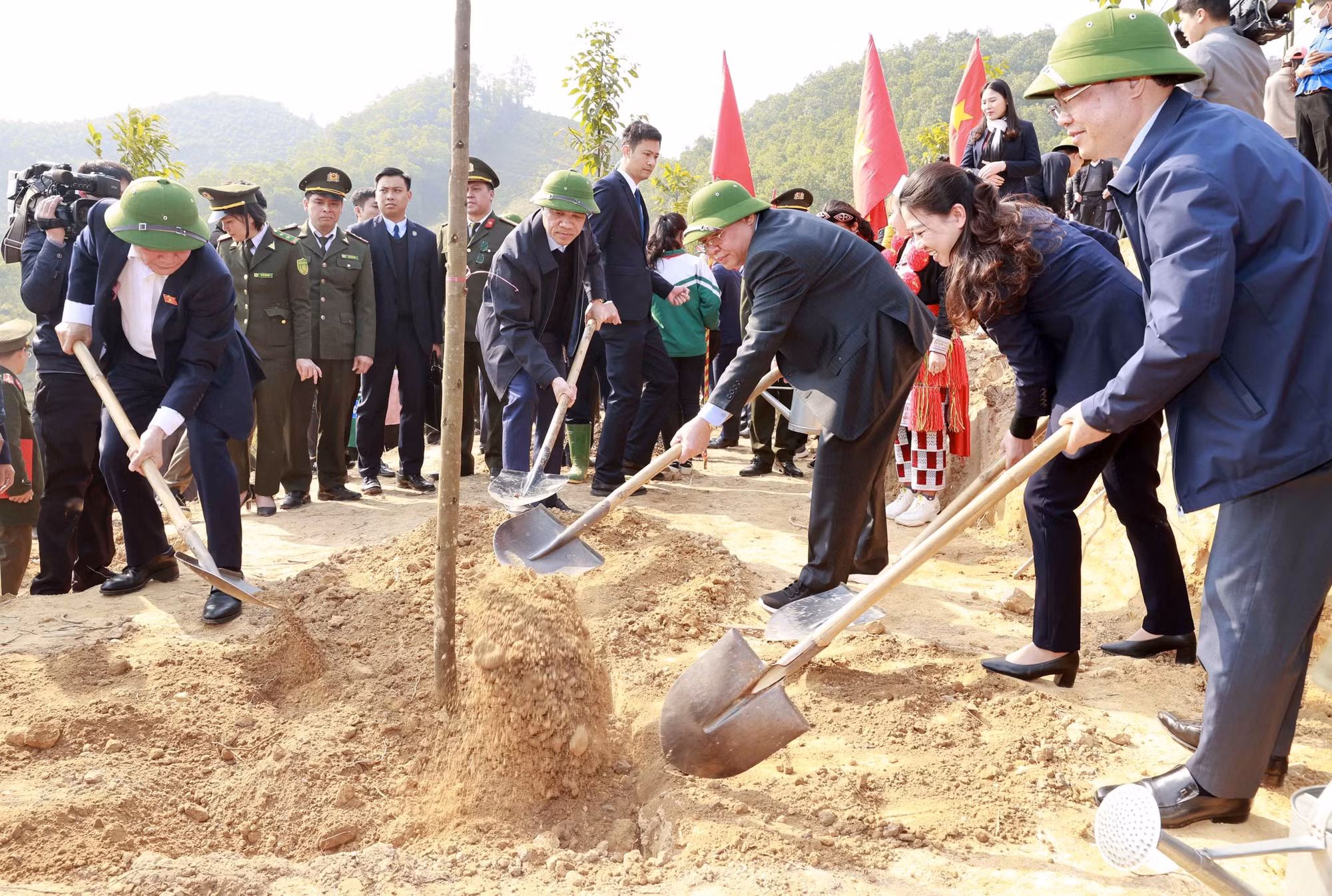 Chủ tịch Quốc hội Vương Đình Huệ dự Lễ phát động thi đua và Tết trồng cây tại Tuyên Quang ảnh 2