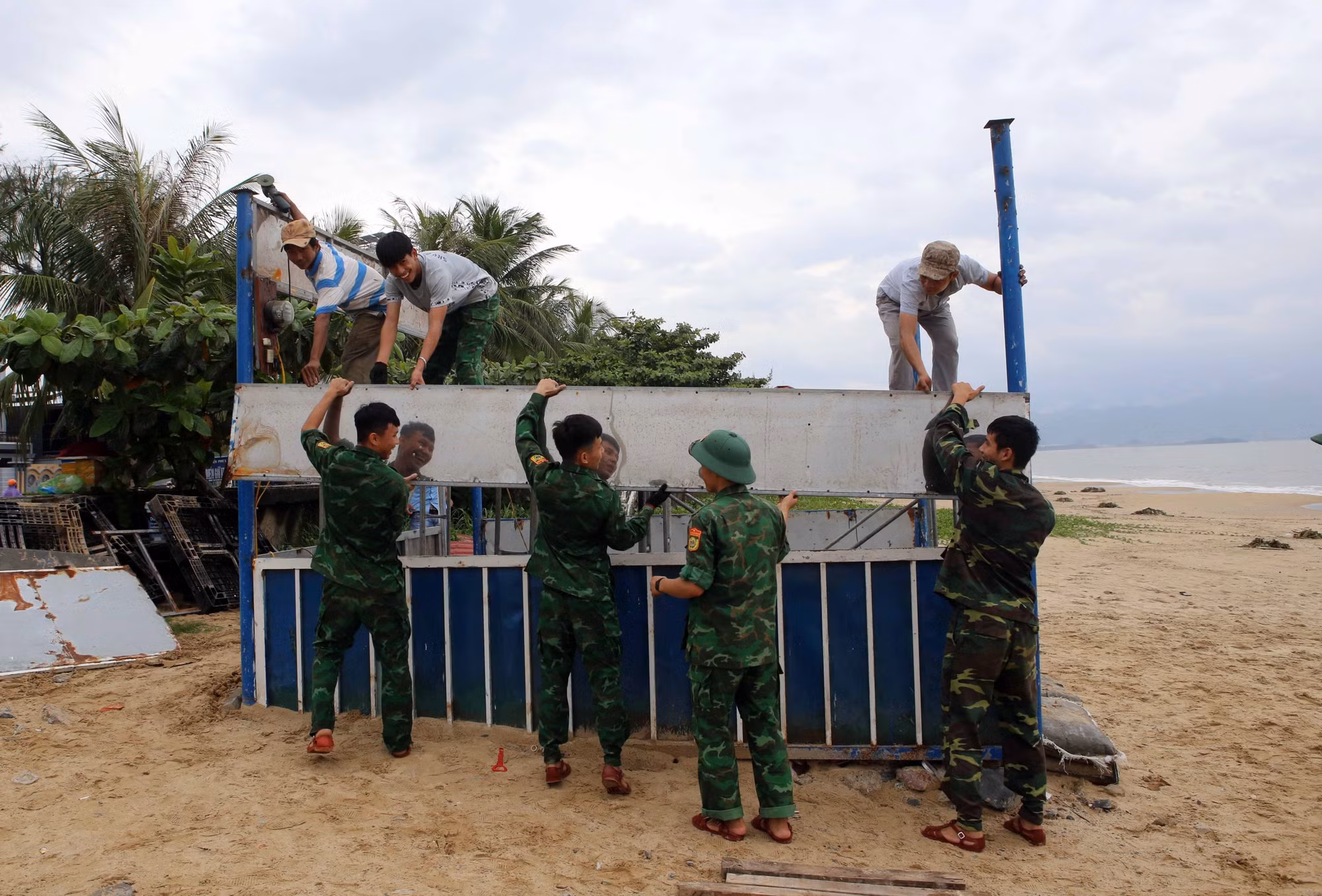 Ứng phó với bão số 4: Đà Nẵng cho học sinh nghỉ học từ chiều 26/9 ​ ảnh 2