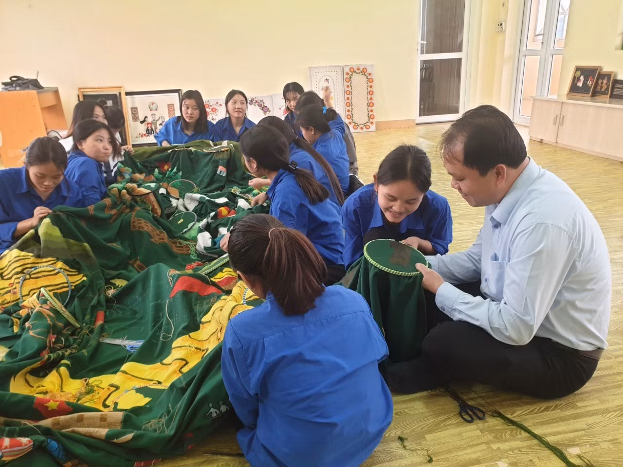 Giữ hồn dân tộc trên những đường kim, mũi chỉ ảnh 1 Giữ hồn dân tộc trên những đường kim, mũi chỉ ảnh 1