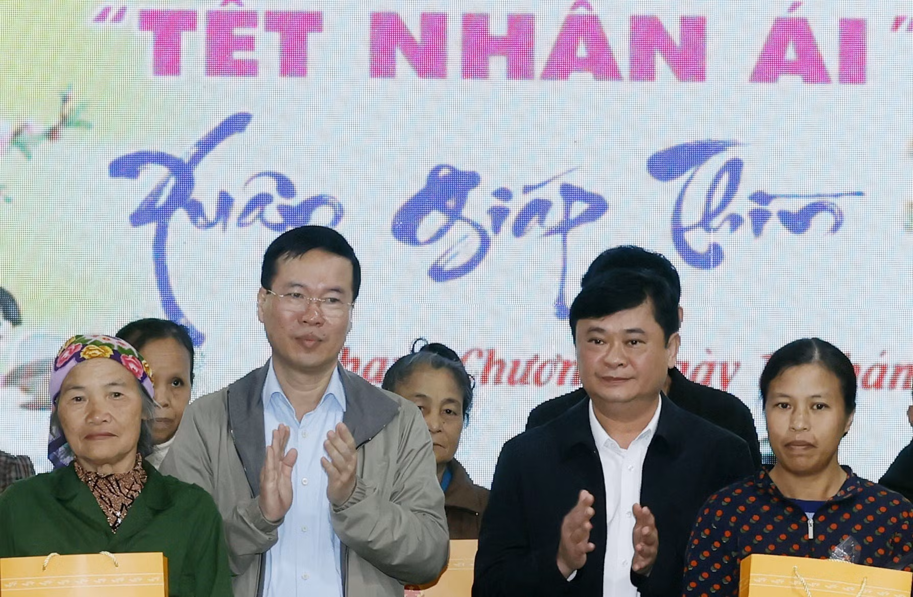 Chủ tịch nước Võ Văn Thưởng tặng quà cho người có hoàn cảnh khó khăn. Ảnh: Thống Nhất – TTXVN