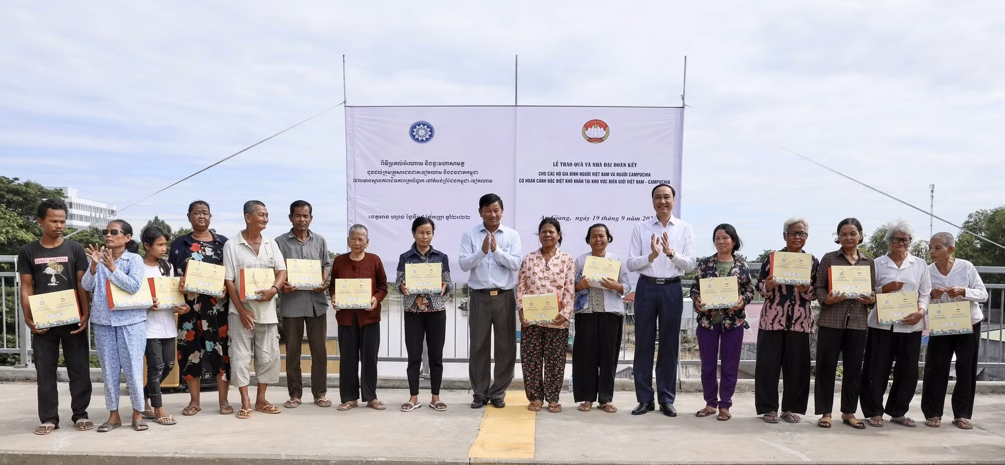 Bàn giao nhà Đại đoàn kết và tặng quà cho người dân vùng biên giới Việt Nam - Campuchia ảnh 1