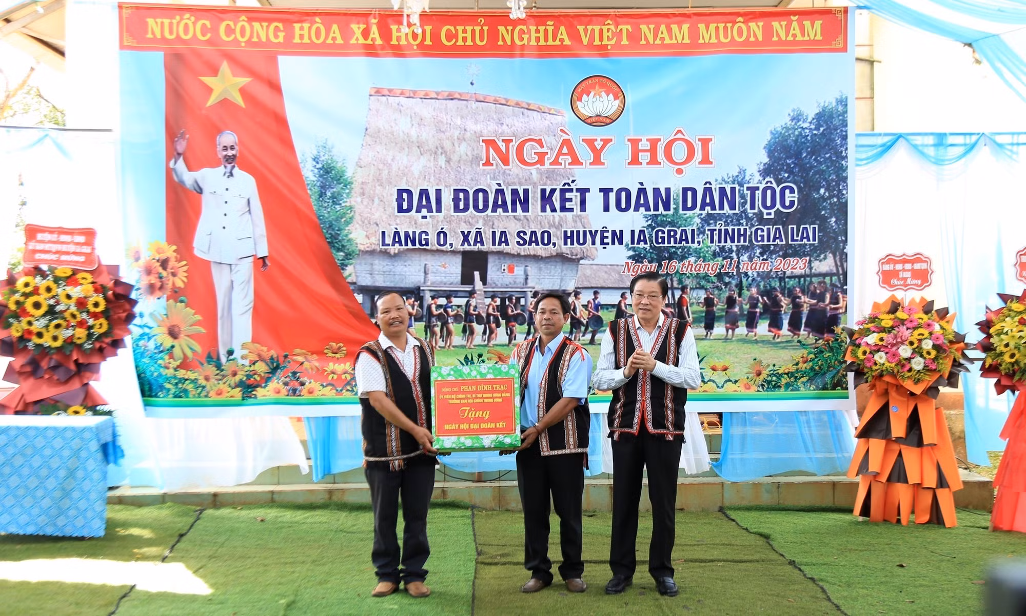 Ủy viên Bộ Chính trị Phan Đình Trạc dự Ngày hội Đại đoàn kết toàn dân tộc tại làng Ó ảnh 2