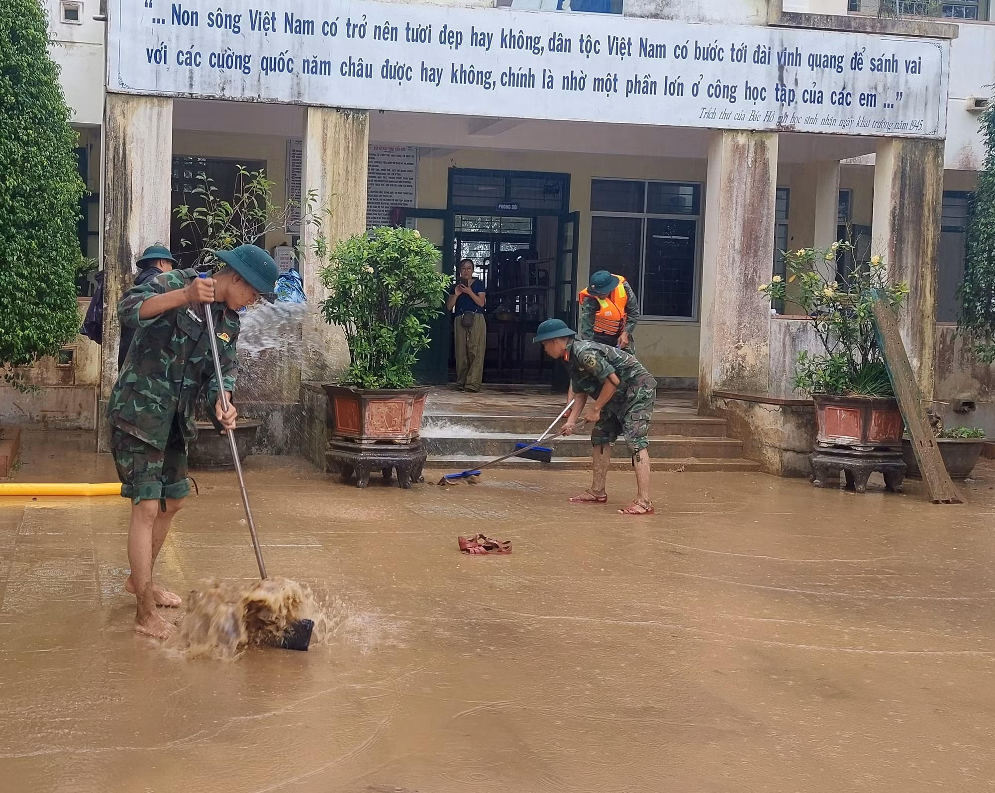 Quảng Trị khẩn trương khắc phục hậu quả, tìm kiếm người mất tích do mưa lũ ảnh 2