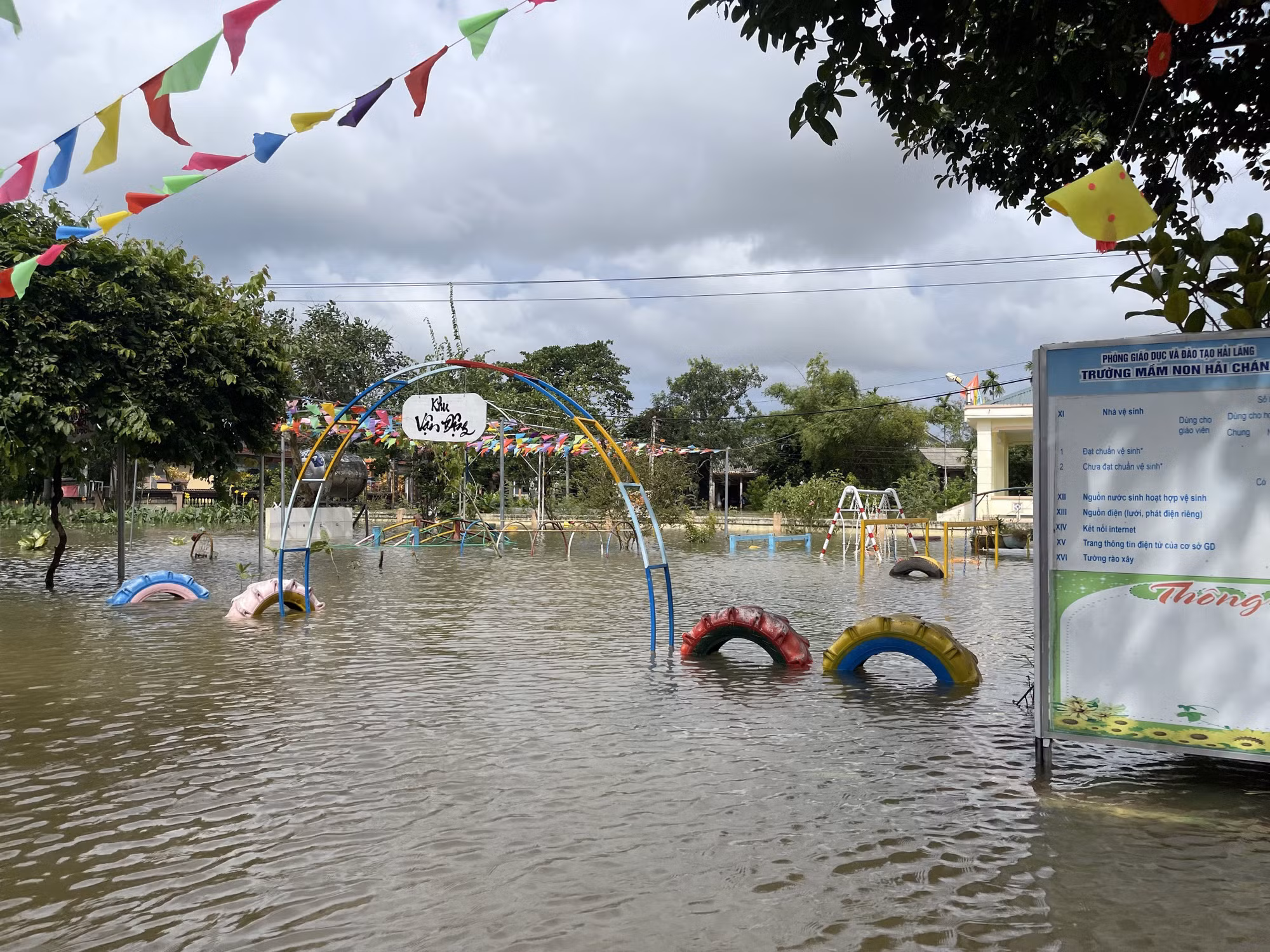 Quảng Trị: Vùng thấp trũng Hải Lăng bị ngập diện rộng, hàng nghìn học sinh nghỉ học ảnh 2