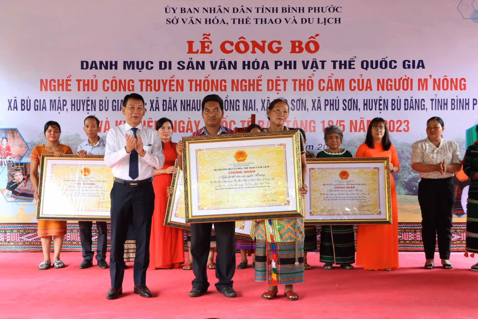 Dệt thổ cẩm của người M'nông Bình Phước được công nhận Di sản Văn hóa phi vật thể quốc gia ảnh 2