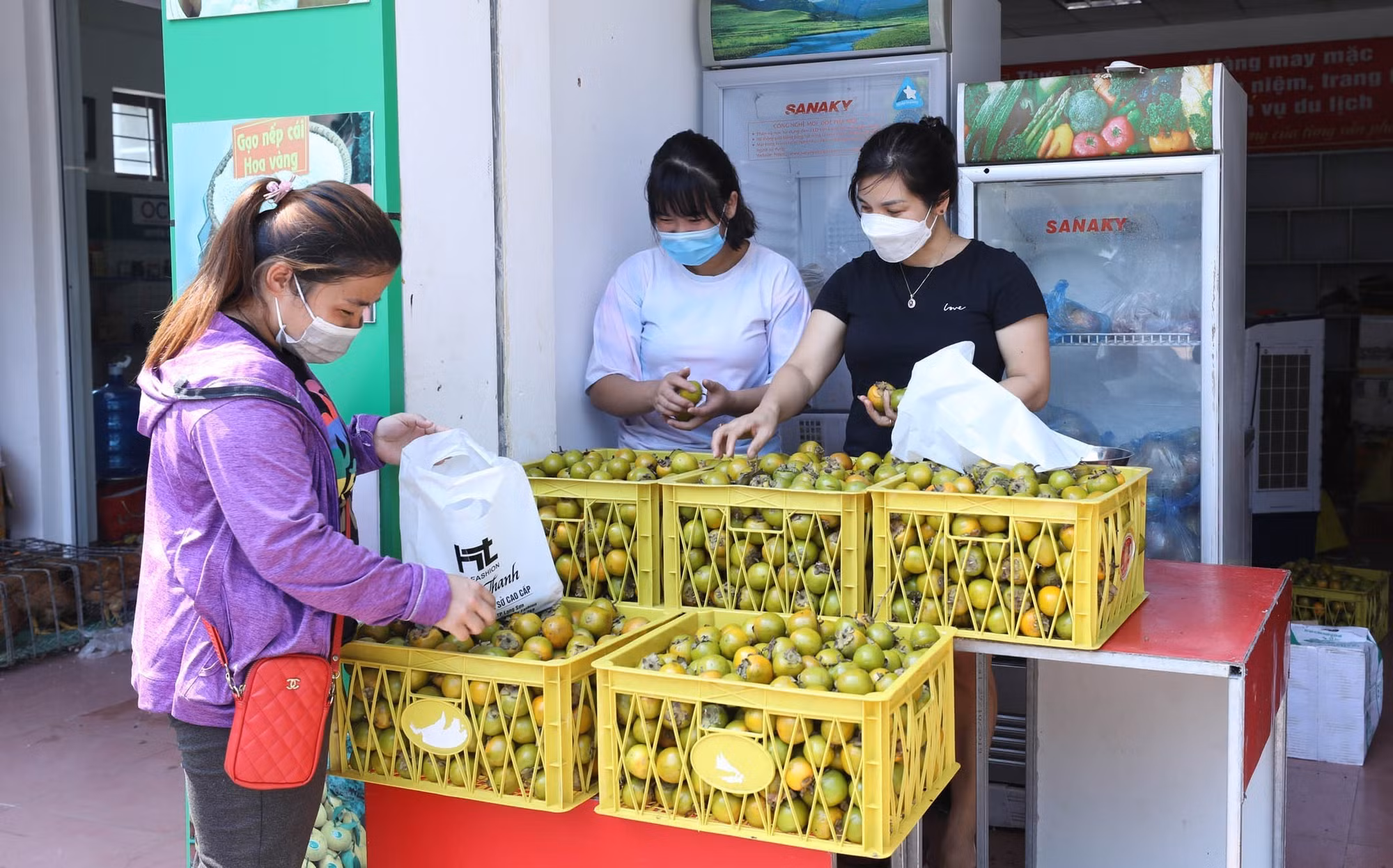 Sản phẩm OCOP hồng Vành Khuyên (Văn Lãng, Lạng Sơn) được bán tại Trung tâm Khuyến công và Xúc tiến thương mại, Sở Công Thương tỉnh Lạng Sơn. Ảnh: Anh Tuấn – TTXVN