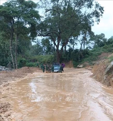 Điện Biên: Liên tiếp xảy ra sạt lở đất, đá, Quốc lộ 279 ách tắc cục bộ ảnh 1