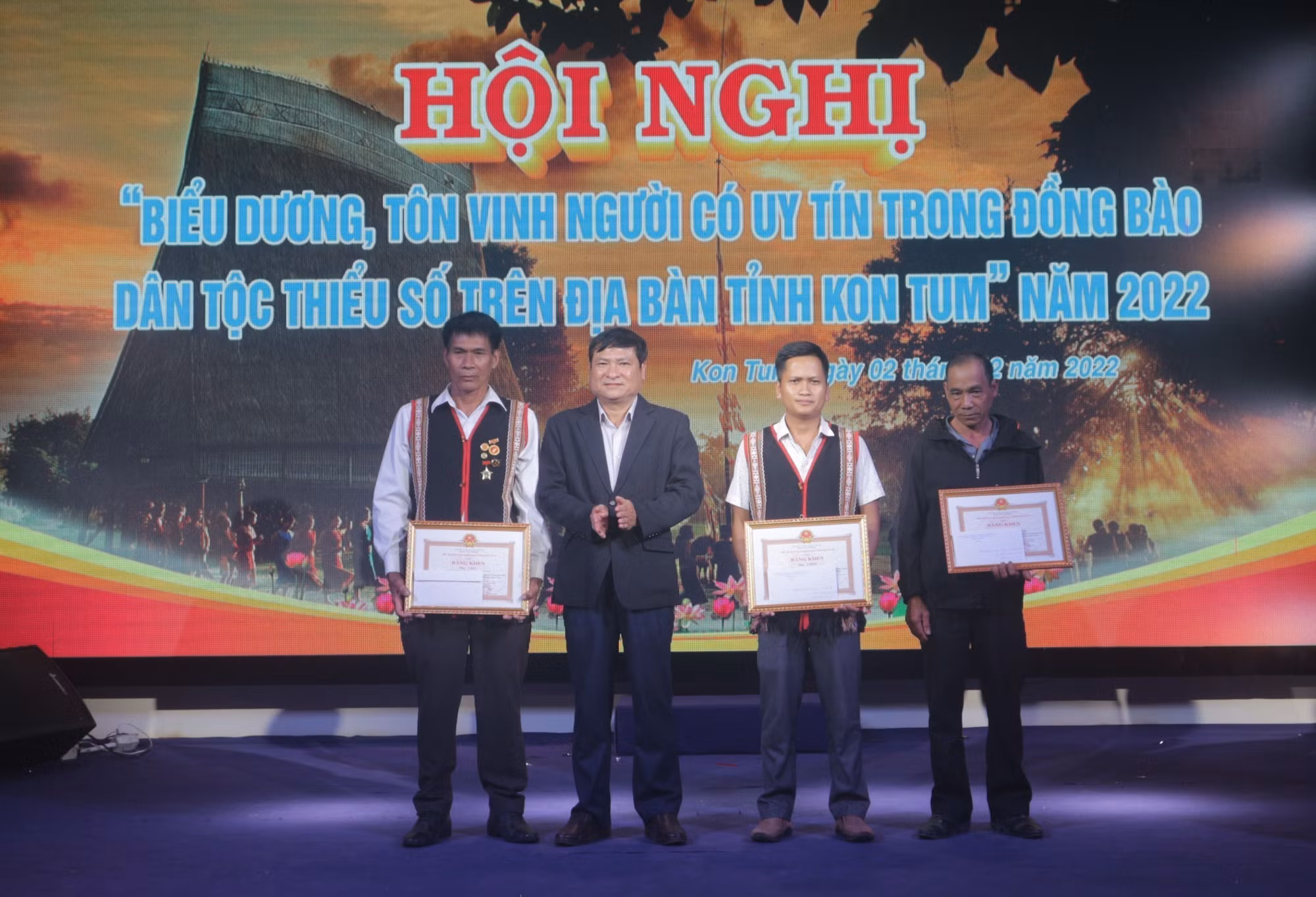 Người có uy tín nhận Bằng khen của Chủ tịch UBND tỉnh Kon Tum. Ảnh: Dư Toán – TTXVN