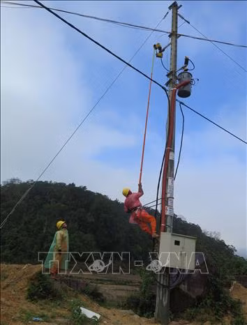 Kéo điện đến điểm dân cư cuối cùng của huyện 30a Kon Plông, Kon Tum ảnh 5