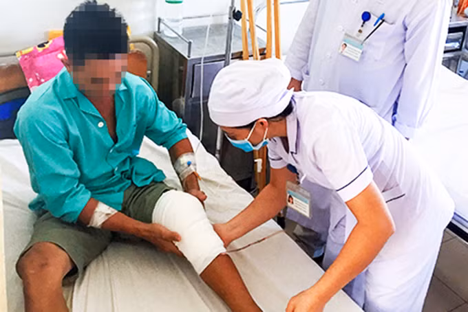 Bác sĩ thăm khám cho bệnh nhân T. Ảnh: baokhanhhoa.vn