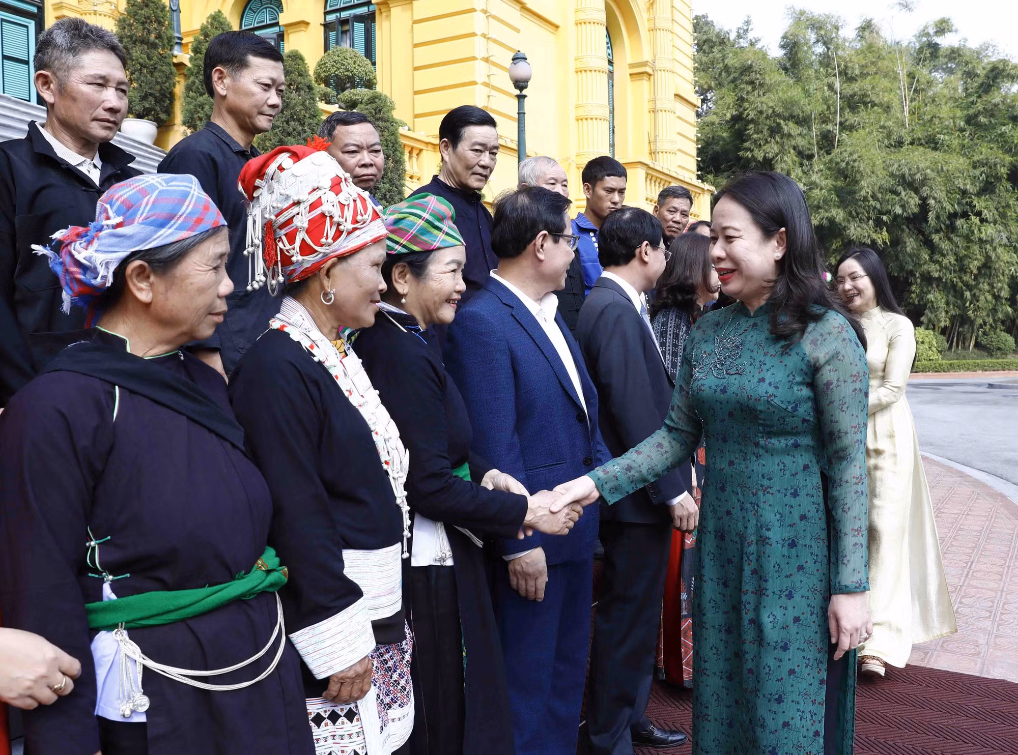 Phó Chủ tịch nước Võ Thị Ánh Xuân gặp mặt người có uy tín trong cộng đồng các dân tộc tỉnh Lào Cai ảnh 2