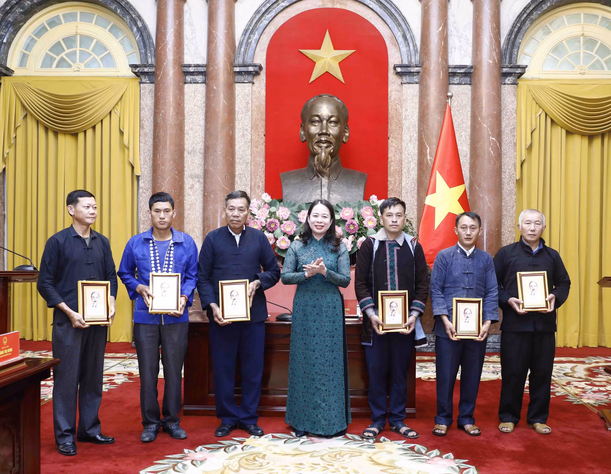 Phó Chủ tịch nước Võ Thị Ánh Xuân gặp mặt người có uy tín trong cộng đồng các dân tộc tỉnh Lào Cai ảnh 5