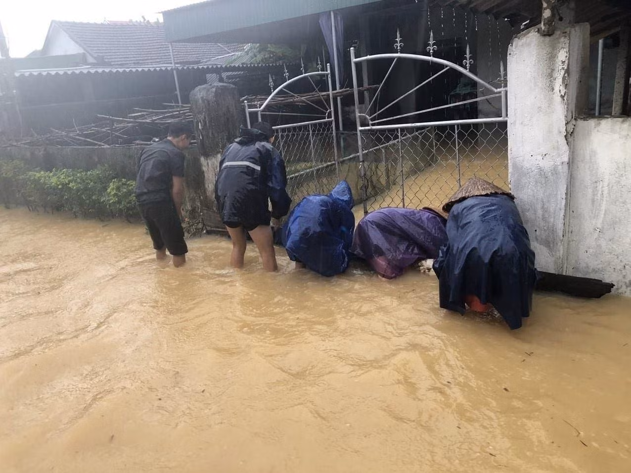 Mưa lũ gây ngập úng, sạt lở nghiêm trọng tại Hà Tĩnh ảnh 3