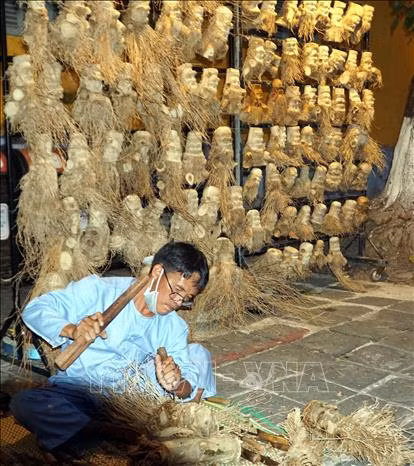 ”Độc”, lạ - nghề điêu khắc trên gốc tre ở phố cổ Hội An ảnh 3
