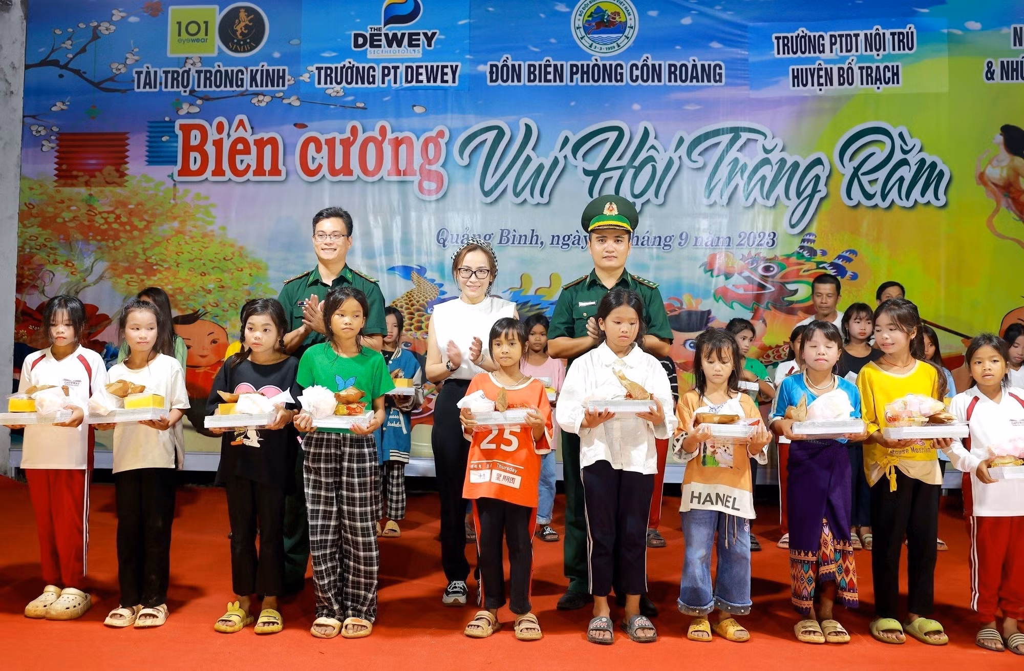 Trao tặng mô hình sinh kế cho người dân vùng rẻo cao biên giới tỉnh Quảng Bình ảnh 2