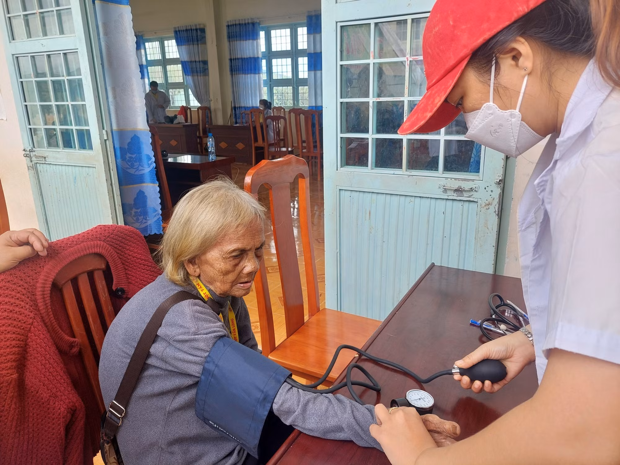Đồng hành cùng đồng bào Xơ Đăng vượt khó ảnh 4