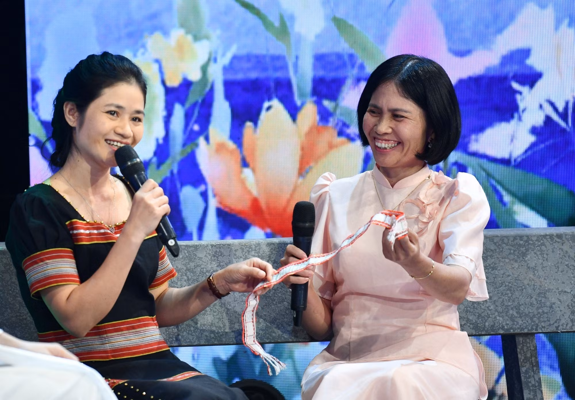 Với chủ đề “Tôi chọn nghề giáo”, thông qua những hình ảnh, câu chuyện xúc động, về những thầy cô hết lòng vì học trò thân yêu, Chương trình như một lời cảm ơn gửi tới các thế hệ nhà giáo trong cả nước. Ảnh: TTXVN phát