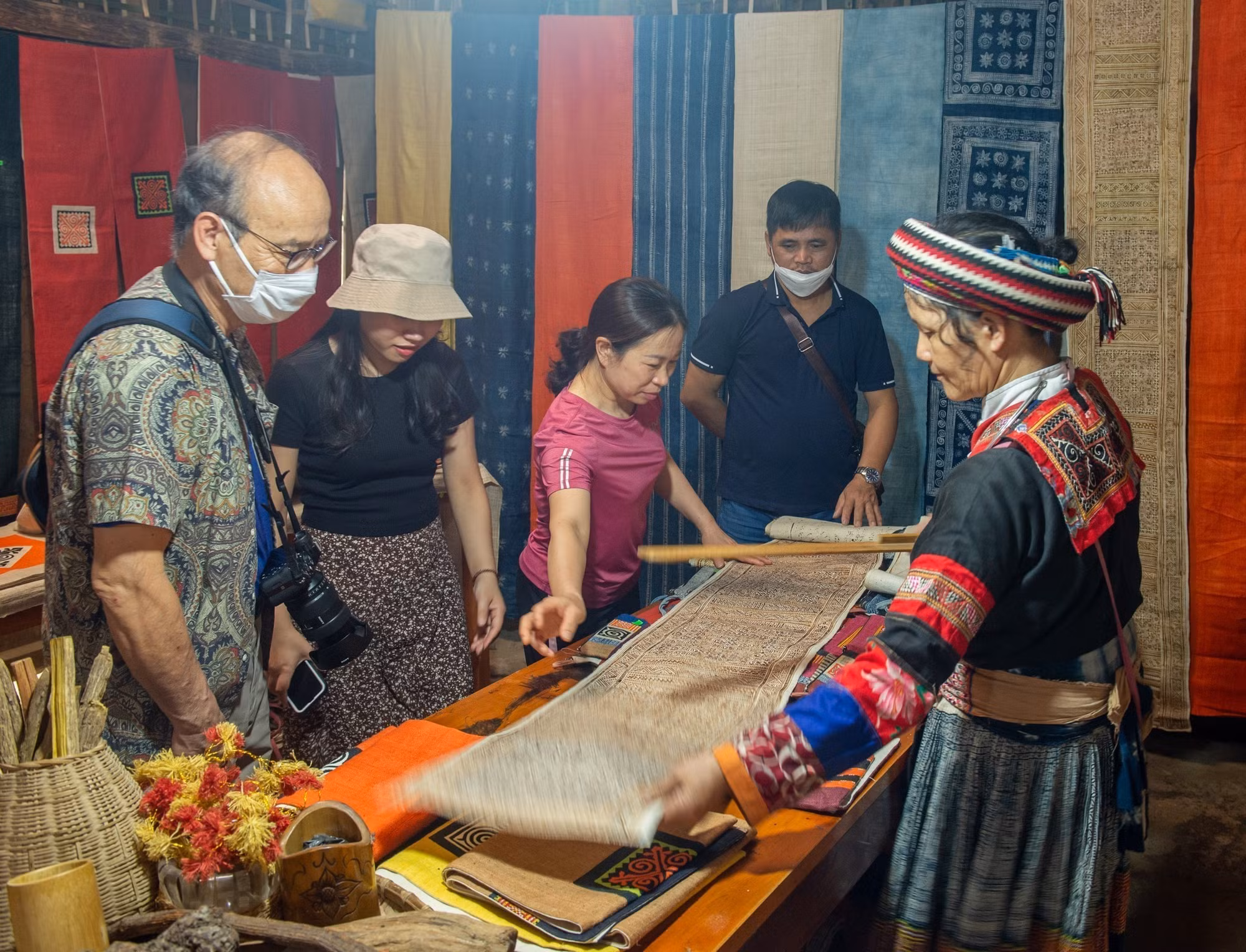 Bảo tồn nét đẹp nghề dệt lanh của người Mông ảnh 10