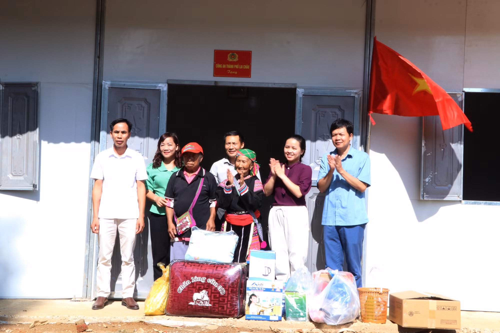 Dựng nhà mới cho đôi vợ chồng người Mông hơn 100 tuổi, hoàn cảnh khó khăn ở Lai Châu ảnh 5