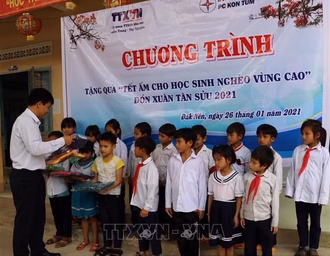 TTXVN mang “Tết ấm cho học sinh nghèo vùng cao” tỉnh Kon Tum ảnh 1